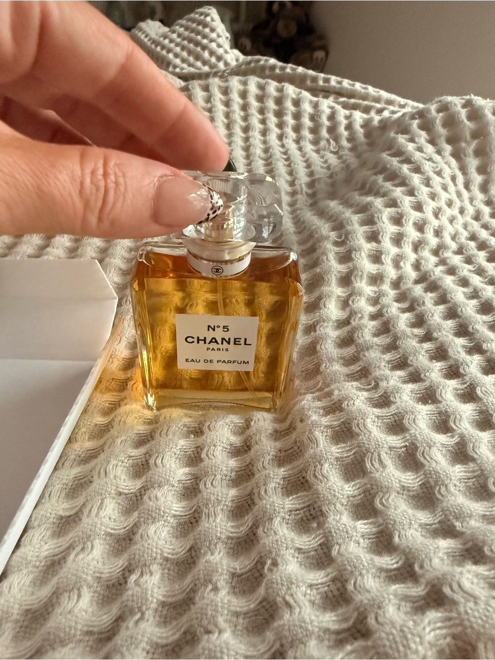 CHANEL N°5 Eau de Parfum Box — White & Gold Accents - Picture 2 of 3